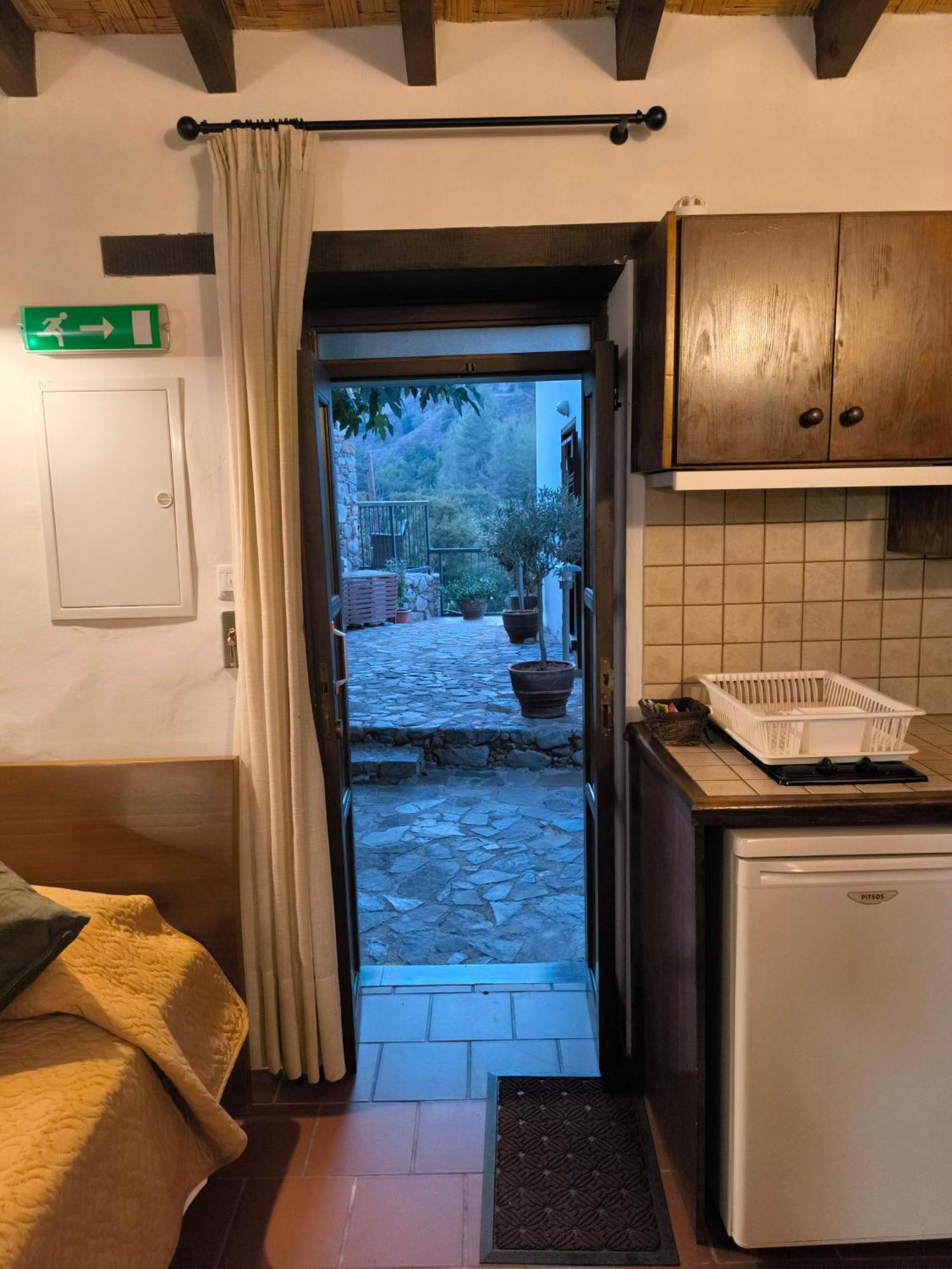 Enipnion Apartments カコペトリア エクステリア 写真